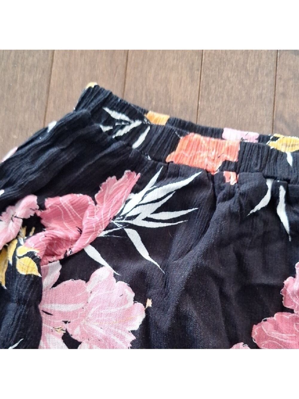 Guess Black Floral Crop Top Size Large - Picture 4 of 9
